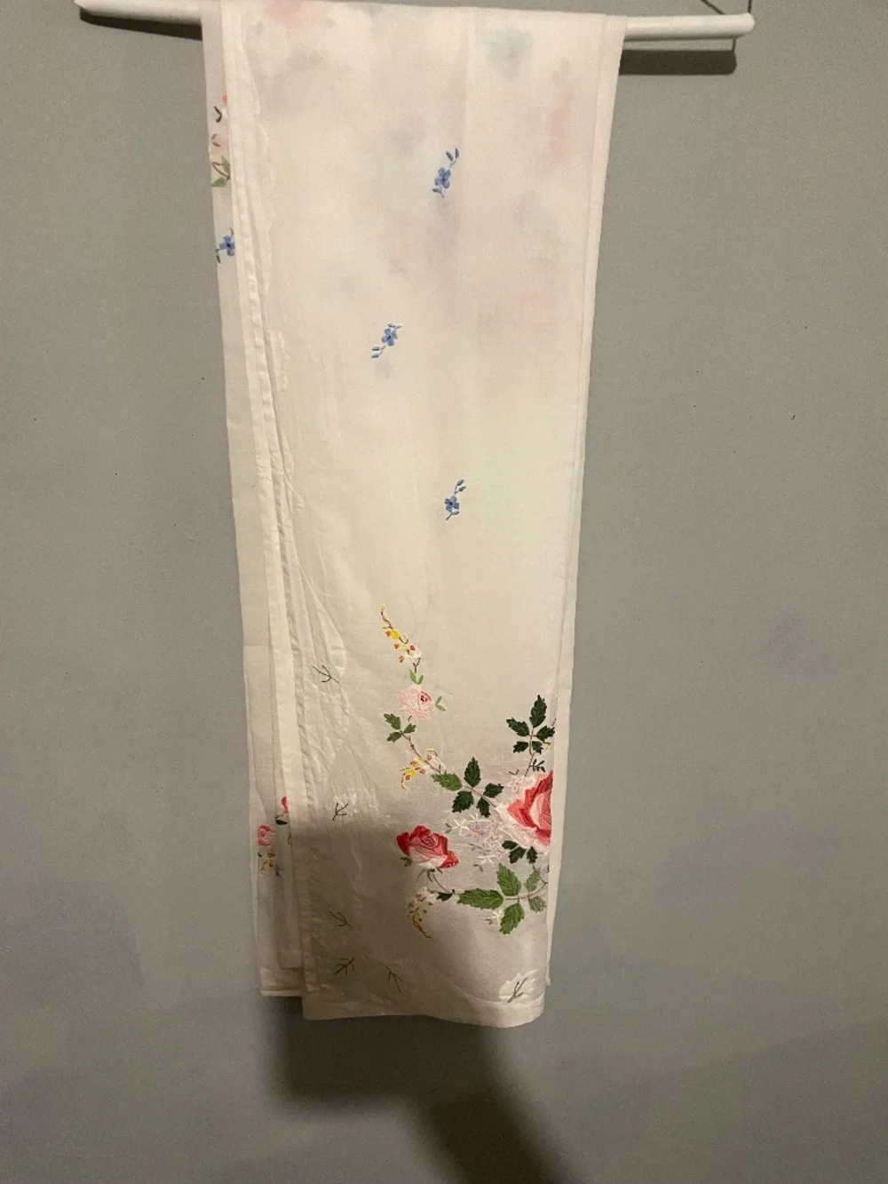 Table linen with embroidered roses. 120 x 64.